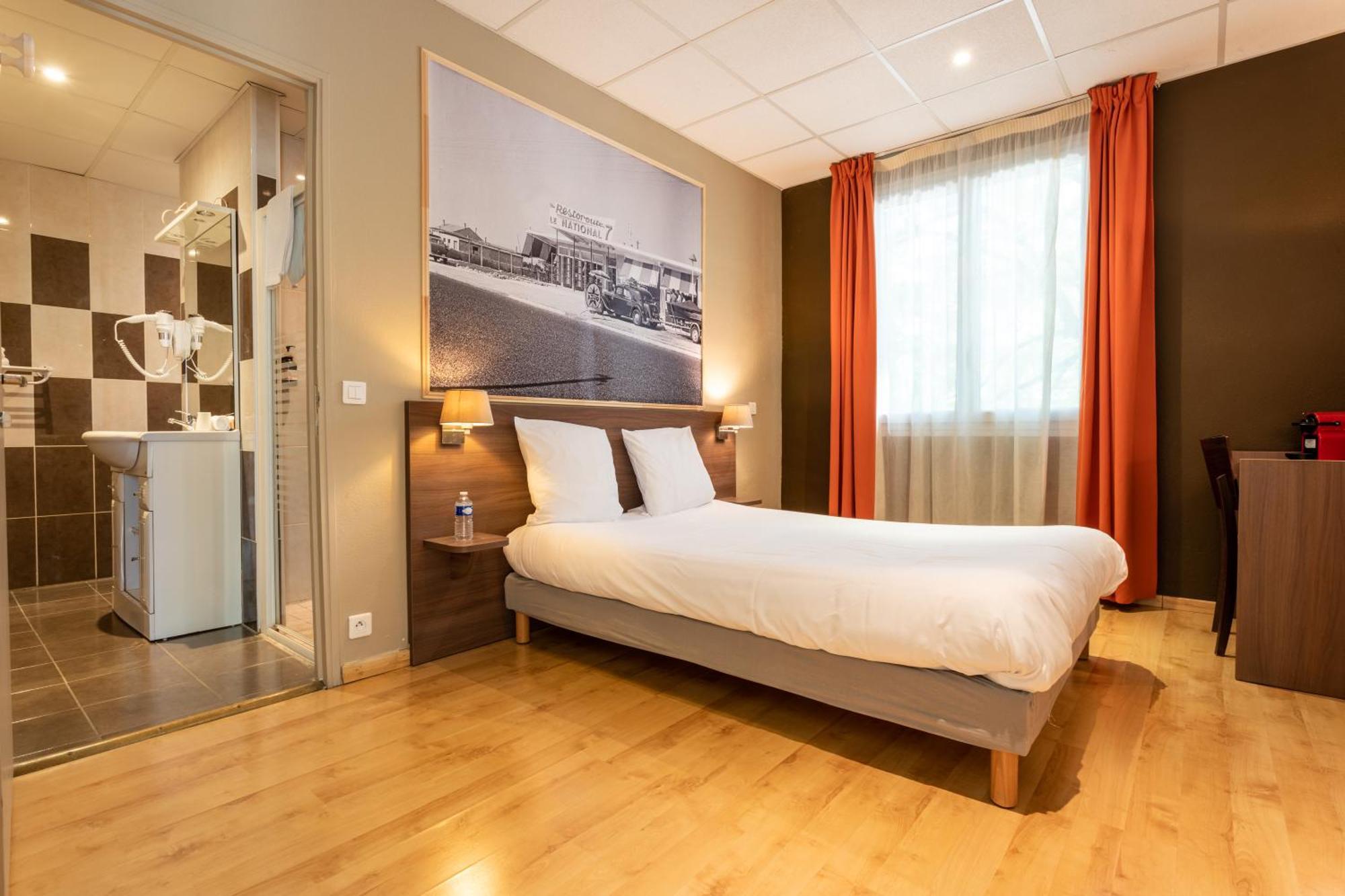 Logis Hotels Et Restaurant La Pause Rn7 La Coucourde Exteriér fotografie